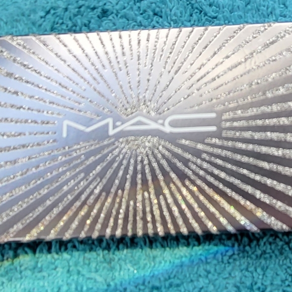 Mac highlighter palette medium deep NIB - Picture 3 of 4